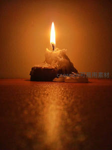 融烛静光：熔化蜡泪包裹的烛芯温暖微光