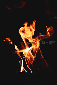 幽焰之舞：暗夜中跳跃火焰的抽象形态剪影