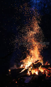 篝火猛烈爆发，金色火星如瀑布倾泻夜空
