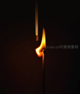 火种传递：一根火柴点燃另一根，暖光映照暗夜中的微小奇迹