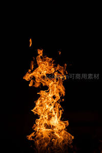 夜幕中跃动的橙红火焰，形态如舞者般灵动飘逸