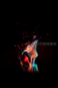 长曝光下的火花飞溅火焰，蓝橙光轨交织成梦幻轨迹