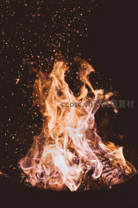 篝火中心烈焰升腾，金白火光与飞溅火星构成动态视觉盛宴