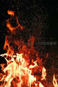 炽烈火焰喷溅火星四散，金红火浪翻涌如熔岩爆发，动感十足震撼人心