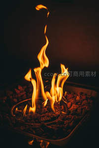 燃气火盆中跃动的暖橙色火焰，仿若小型篝火般温馨静谧