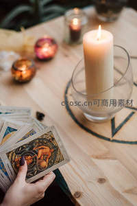 木质桌面上塔罗牌占卜场景，蜡烛与 Pentacle 符文环绕，神秘氛围