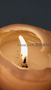 微距特写熔融蜡烛芯，火焰跃动，烛泪凝固成琥珀色纹路