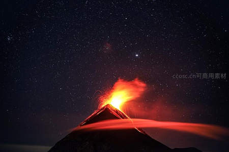 星穹之下火山怒吼，橙红焰流奔涌，天地间上演史诗级地质交响