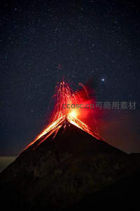 夜幕下火山喷发，熔岩如焰火划破星海，壮丽而震撼