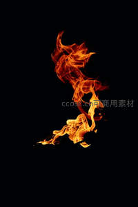 幽暗中一簇妖冶火舌蜿蜒向上，橙红渐变如熔金流淌，姿态诡谲