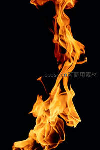 垂直窜升的火焰如熔金瀑布，丝缕状火流在暗夜中勾勒出优雅而狂野的线条