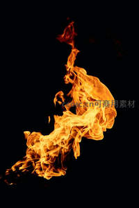跃动火舌如灵蛇游走，明暗交错间展现燃烧的瞬息万变与不可预测之美