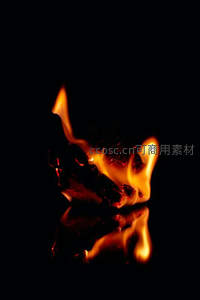镜面反射中的火焰倒影，对称构图凸显燃烧之美
