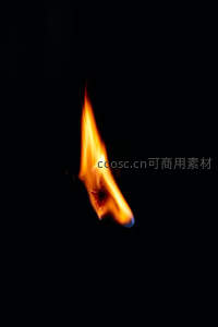 黑暗中跃动的橙黄火焰特写，炽热能量在虚无中燃烧