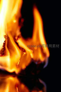 火焰侧面剪影特写，橙红光带与深黑背景形成强烈对比