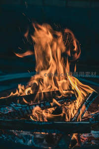 篝火熊熊燃烧，木柴噼啪作响，火星飞溅夜色中