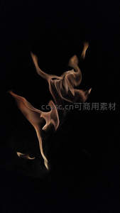 黑暗中火焰幻化人形轮廓，如幽灵起舞，充满神秘与动感