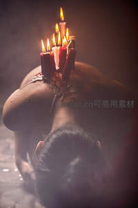 背部烛阵仪式感十足，红烛燃烧烟雾缭绕，神秘宗教艺术写真