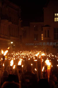 夜街烛火游行盛况，千支火炬汇成金色星海照亮古巷