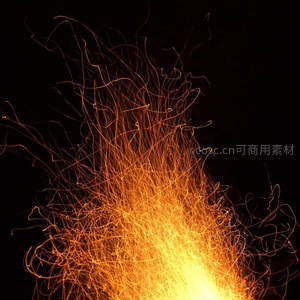 夜幕下炽热火花飞溅的慢门长曝特写，橙红光轨如星雨升腾