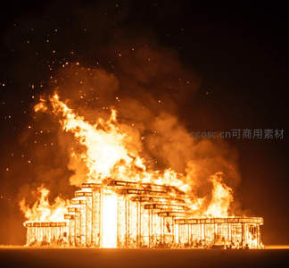 火祭艺术装置夜燃，烈焰腾空映照沙漠星空