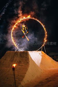 极限滑雪穿越烈焰之环：雪夜空中惊险一跃