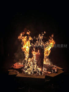 篝火中的神秘方碑：夜色里燃烧的仪式感木雕