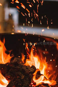 炭火飞溅特写：壁炉中炽热余烬迸发的瞬间