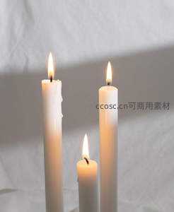 三支白蜡烛静燃于素布前，柔光晕染纯净氛围