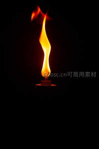 简约油灯火焰微距，纯净黑底衬托火焰柔美曲线与层次