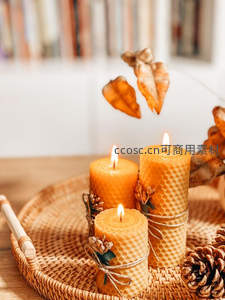 蜂巢纹理蜂蜡烛与秋叶松果静物摆拍，温暖治愈氛围