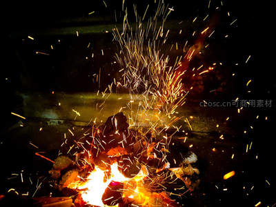 篝火迸溅金火花雨，夜幕下炽热燃烧，动感十足充满野趣