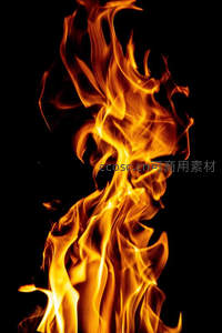 纯黑背景下烈焰升腾，橙黄火焰扭曲流动如舞动精灵