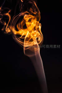 火焰与烟雾螺旋升腾，黑底衬托出流体动力学般的光影韵律