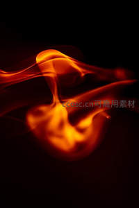 暗夜中跃动的橙红火焰，如液态黄金般流动缠绕