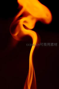 垂直升腾的火焰柱，顶部扩散如绽放花蕾，朦胧而炽热