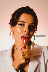 女性手持打火机点燃舌尖火焰，妆容精致眼神锐利，时尚前卫行为艺术肖像