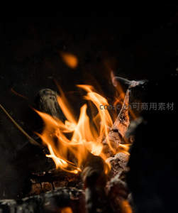 篝火熊熊燃烧，木柴噼啪作响，橙红火焰在夜色中跃动生辉