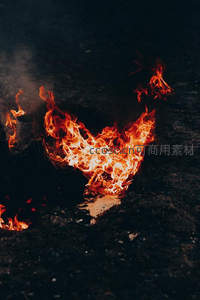 地面火焰呈V字形蔓延，炽热火舌舔舐焦黑土壤，烟雾弥漫