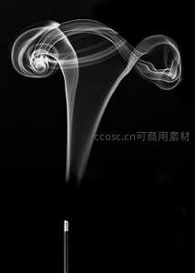 慢门摄影捕捉线香烟缕升腾轨迹，黑白极简呈现流动美学
