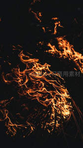 暗夜中火焰狂舞，橙红火舌交织成流动的光影画卷
