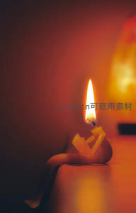 熔融蜡烛静燃，烛身扭曲如雕塑，暖光晕染温馨角落