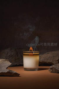 岩缝中燃烧的香薰蜡烛，烟雾缭绕营造静谧冥想氛围