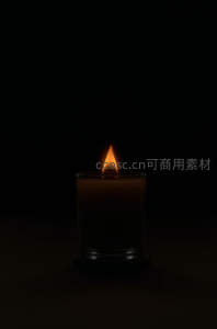 纯黑背景下单支蜡烛孤光挺立，火焰尖锐如泪滴般纯净而静默