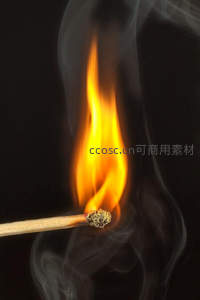 点燃的火柴头升腾细焰，青烟袅袅盘旋于纯黑背景之上