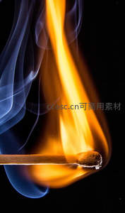 微距特写燃烧火柴，橙黄火焰与蓝烟交织的动态瞬间