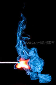 蓝烟升腾的火柴燃烧特写，冷暖色调碰撞的抽象光影