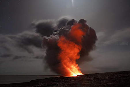 火山熔岩喷涌夜空，赤红岩浆冲天而起裹挟浓烟直刺星辰