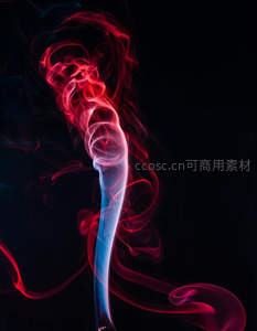 红蓝烟雾螺旋升腾于纯黑背景的抽象艺术影像