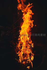 夜幕下熊熊篝火升腾，橙红烈焰在黑暗中肆意舞动
